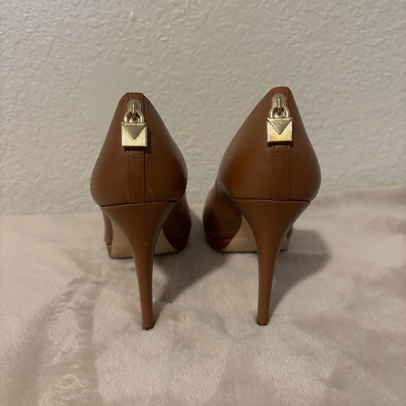 Michael Michael Kors Antoinette Luggage Padlock Leather Platform Pumps Size 7.5M - Picture 5 of 11